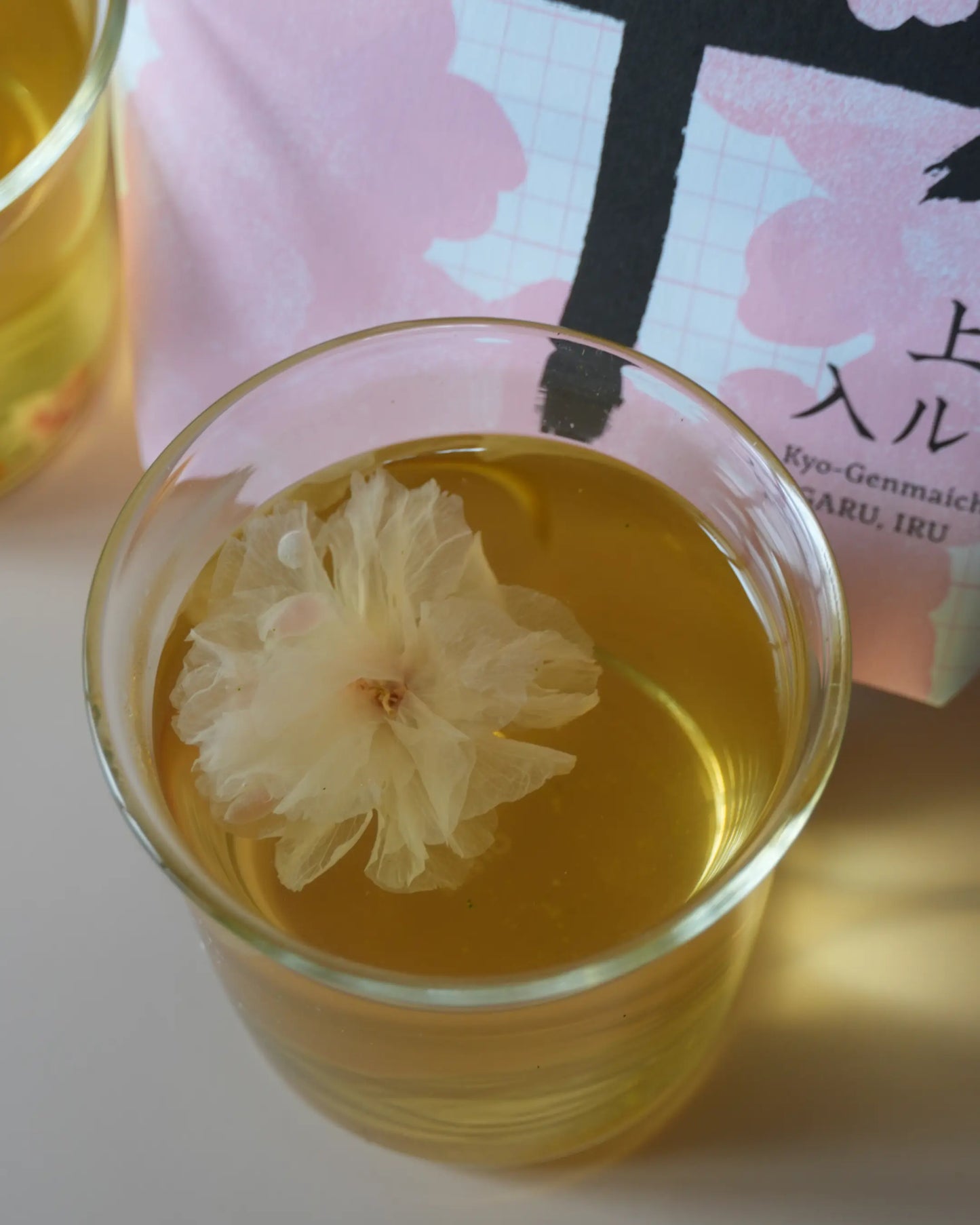 Té de Sakura con flores de cerezo encurtidas